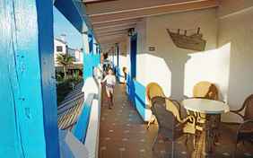 Laubengang mit Sitzplätzen im Obergeschoss